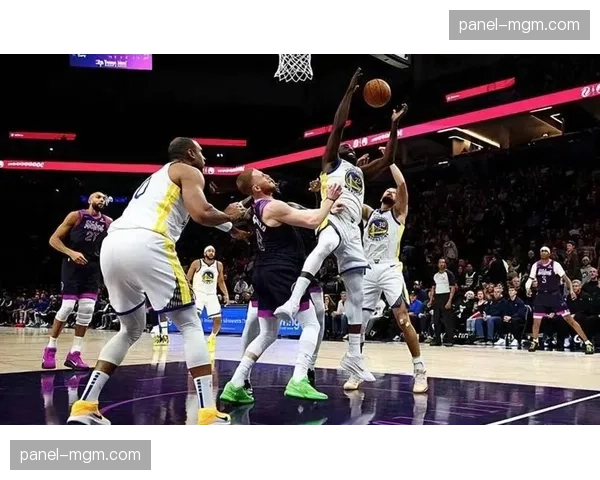 镜头捕捉：鹈鹕主教练威利·格林因球队连续退防不力叫出暂停